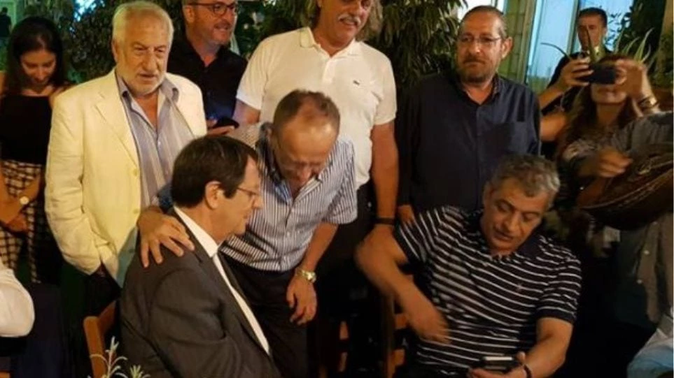 Δείτε τον Νίκο Αναστασιάδη να τραγουδά με τον Θέμη Αδαμαντίδη «μα πού να πάω…» – Βίντεο
